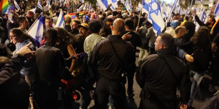 بعد بلوغ التوتر ذروته بمجلس الحرب.. غانتس وآيزنكوت ينقلبان على نتنياهو ويشاركان بتظاهرة أهالي أسرى غزة