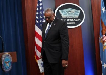 “تلغراف”: ضغوط على بايدن لإقالة وزير الدفاع لويد أوستن