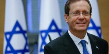 بالتوازي مع القضية التي رفعتها جنوب إفريقيا أمام المحكمة الدولية.. شكوى جنائية تستهدف الرئيس الإسرائيلي في سويسرا تتعلّق باتهامات مُرتبطة بوقوع جرائم ضدّ الإنسانية خلال الحرب في غزة