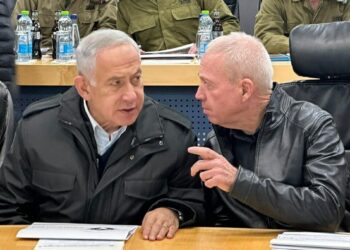 حرب غزة تُشعل نار الخلافات داخل إسرائيل ونتنياهو في ورطة كبيرة بعد الهجوم على غالانت .. لابيد يعتبر الحكومة “وصمة عار” ويطالب بتغييرها