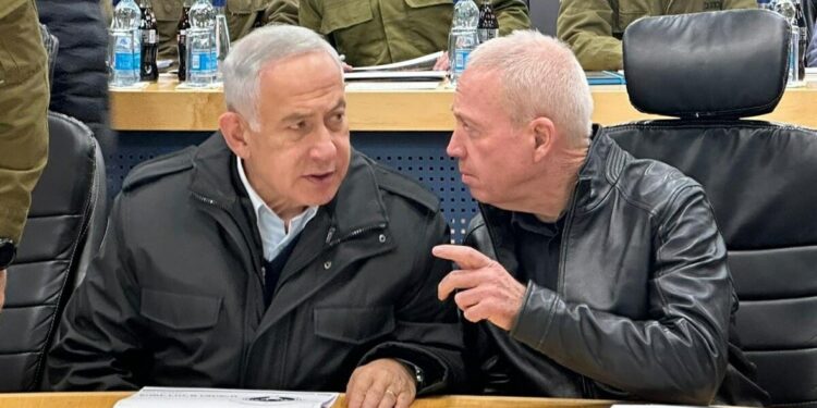 حرب غزة تُشعل نار الخلافات داخل إسرائيل ونتنياهو في ورطة كبيرة بعد الهجوم على غالانت .. لابيد يعتبر الحكومة “وصمة عار” ويطالب بتغييرها