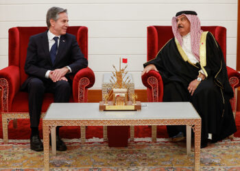 ملك البحرين يؤكد لبلينكن ضرورة وقف إطلاق النار في غزة.. والأخير يتّهم إيران بـ”مساعدة وتحريض” جماعة أنصار الله على إستهداف السفن في البحر الأحمر