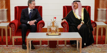 ملك البحرين يؤكد لبلينكن ضرورة وقف إطلاق النار في غزة.. والأخير يتّهم إيران بـ”مساعدة وتحريض” جماعة أنصار الله على إستهداف السفن في البحر الأحمر