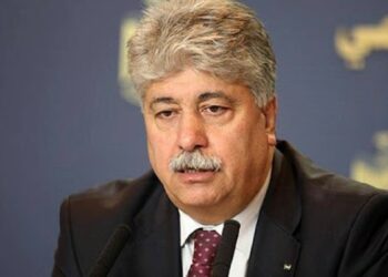 بعد وصفه حركة “حماس” بالإرهابية ويطالبها بنزع سلاحها.. قيادي من منظمة التحرير يشعل غضب الفلسطينيين ومطالبة عاجلة بإقالته ومحاكمته