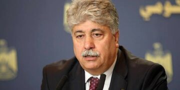 بعد وصفه حركة “حماس” بالإرهابية ويطالبها بنزع سلاحها.. قيادي من منظمة التحرير يشعل غضب الفلسطينيين ومطالبة عاجلة بإقالته ومحاكمته