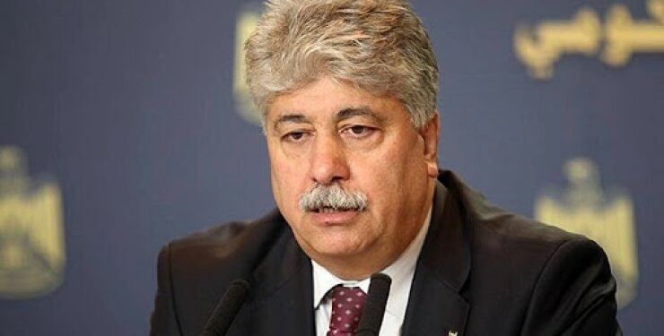 بعد وصفه حركة “حماس” بالإرهابية ويطالبها بنزع سلاحها.. قيادي من منظمة التحرير يشعل غضب الفلسطينيين ومطالبة عاجلة بإقالته ومحاكمته