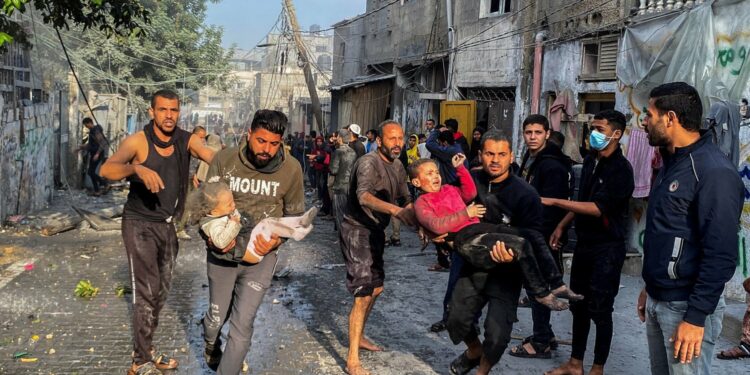 مفوض حقوق الإنسان يبدي “قلقا شديدا” حيال خطط مسؤولين إسرائيليين بشأن ترحيل الفلسطينيين من القطاع ويشدد على أن القانون الدولي يحظر ذلك