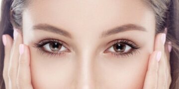 ترهل الجفون: أسبابه وعلاجه الطبيعي