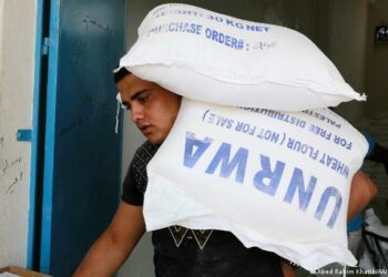 المفوض العام للأونروا يعتبر قرارات وقف تمويل وكالة الغوث “صادمة” وصحة غزة تؤكد نفاد الأدوية بمستشفى “ناصر” المحاصر لليوم السادس على التوالي ودفن الشهداء في ساحتها