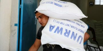 المفوض العام للأونروا يعتبر قرارات وقف تمويل وكالة الغوث “صادمة” وصحة غزة تؤكد نفاد الأدوية بمستشفى “ناصر” المحاصر لليوم السادس على التوالي ودفن الشهداء في ساحتها