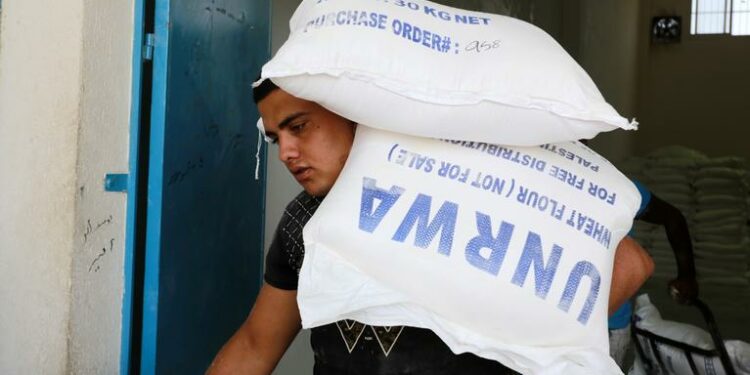 المفوض العام للأونروا يعتبر قرارات وقف تمويل وكالة الغوث “صادمة” وصحة غزة تؤكد نفاد الأدوية بمستشفى “ناصر” المحاصر لليوم السادس على التوالي ودفن الشهداء في ساحتها