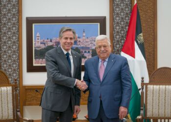 عباس لبلينكن: لن نسمح بتهجير أي فلسطيني وقطاع غزة جزء لا يتجزأ من الدولة الفلسطينية ولا يمكن القبول أو التعامل مع المخططات الإسرائيلية لفصله أو إقتطاع أي جزء منه