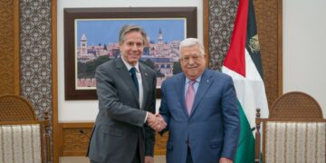 عباس لبلينكن: لن نسمح بتهجير أي فلسطيني وقطاع غزة جزء لا يتجزأ من الدولة الفلسطينية ولا يمكن القبول أو التعامل مع المخططات الإسرائيلية لفصله أو إقتطاع أي جزء منه