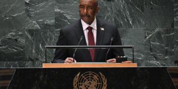 البرهان والمبعوث الأممي يبحثان تطورات السودان في أول لقاء بينهما