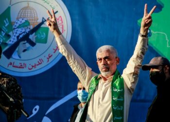 حركة “حماس” تُكذب الإعلام الإسرائيلي وتنفي طرح مبادرة قطرية تشمل خروج قادتها من غزة وتؤكد: مغادرة القطاع وهم وفكرة نزع سلاح المقاومة ساذجة …