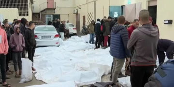 “أطباء بلا حدود” تعلن سحب موظفيها من مستشفى “الأقصى” بغزة