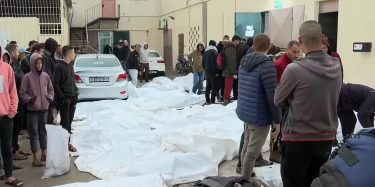 “أطباء بلا حدود” تعلن سحب موظفيها من مستشفى “الأقصى” بغزة