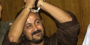 إدارة السجون الإسرائيلية تنقل بشكل مفاجئ الأسير مروان البرغوثي من “عوفر” وتعزله انفراديا بزعم محاولته تفجير انتفاضة