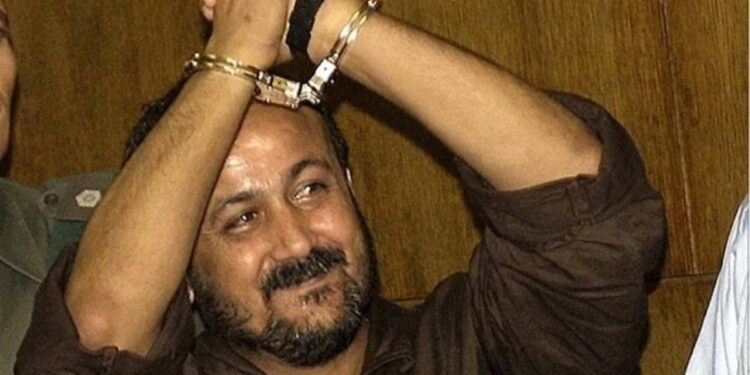 إدارة السجون الإسرائيلية تنقل بشكل مفاجئ الأسير مروان البرغوثي من “عوفر” وتعزله انفراديا بزعم محاولته تفجير انتفاضة