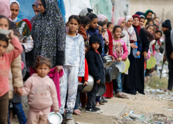 “الأونروا” تتحدث لأول مرة عن إيقاف عملياتها بغزة بسبب تعليق التمويل .. وغوتيريش يؤكد عدم وجود طعام بغزة وجنوب إفريقيا تقدم طلبا عاجلا للعدل الدولية