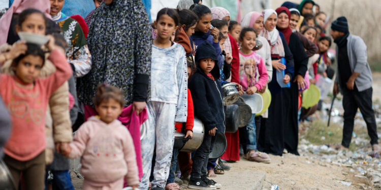 “الأونروا” تتحدث لأول مرة عن إيقاف عملياتها بغزة بسبب تعليق التمويل .. وغوتيريش يؤكد عدم وجود طعام بغزة وجنوب إفريقيا تقدم طلبا عاجلا للعدل الدولية