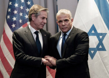 بلينكن يبحث صفقة الأسرى ووقف إطلاق النار مع لابيد وغانتس