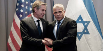 بلينكن يبحث صفقة الأسرى ووقف إطلاق النار مع لابيد وغانتس