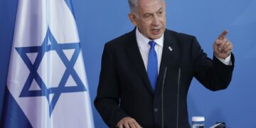 نتنياهو يرفض مطالب “حماس” ويتوعد بمواصلة الحرب بقطاع غزة وأمر الجيش بالتحرك أيضا في رفح والمخيمات المركزية ويقول: ولا يمكننا قبول نزوح 100 ألف من المناطق الشمالية