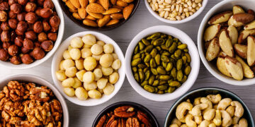 تعرّف على 8 أنواع من المكسرات والفواكه الجافة التي تعزز صحة البصر بشكل فعّال
