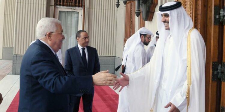 الرئيس عباس بحث مع أمير قطر فرص وساطة الدوحة بين “فتح” و”حماس”