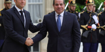 السيسي يؤكد رفضه تهجير الفلسطينيين إلى مصر “بأي شكل أو صورة” ويحذر من خطورة توسع الصراع على المستوى الإقليمي