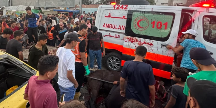 هجوم “الشفاء” بغزة.. مرضى وجرحى يتركون للموت بالشوارع