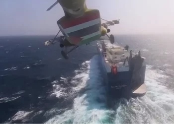 جماعة “انصار الله” تعلن استهداف سفينة إسرائيلية في بحر العرب واخرى حربية أمريكية في البحر الأحمر بصواريخ ومسيّرات