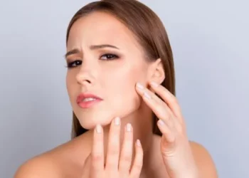 الحصول على بشرة ناعمة خالية من المسام الواسعة.. وصفات طبيعية للعناية بالبشرة