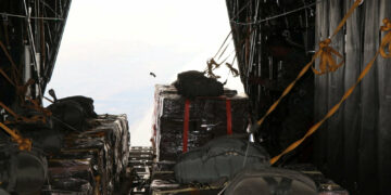 ما سر الإصرار على إسقاط المساعدات الإنسانية على أهل “غزة” رغم تسببها في مقتل العشرات؟ ألا ينطوي الأمر على إهانة بالغة؟ فرصة لفتح المعبر بعد زيارة “غوتيريش” التاريخية