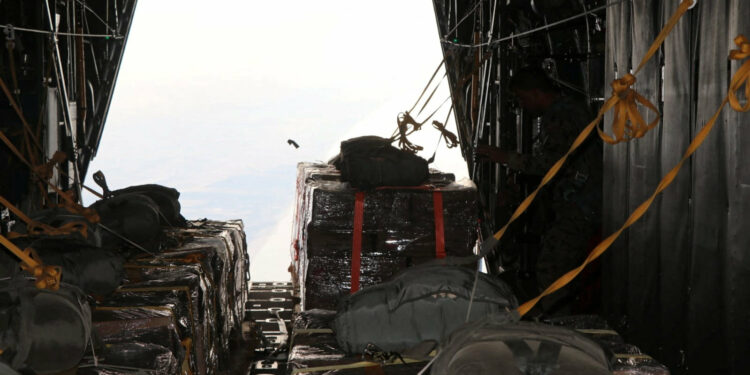 ما سر الإصرار على إسقاط المساعدات الإنسانية على أهل “غزة” رغم تسببها في مقتل العشرات؟ ألا ينطوي الأمر على إهانة بالغة؟ فرصة لفتح المعبر بعد زيارة “غوتيريش” التاريخية