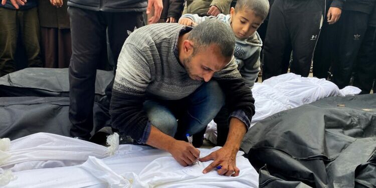 حكومة حماس: اسرائيل أعادت عشرات الجثث التي انتشلتها في الأسابيع الأخيرة في قطاع غزة بعد تأكدها أنها ليست للرهائن