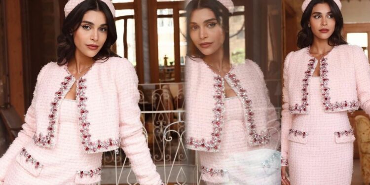 ياسمينا زيتون في إطلالة تحاكي جاكي كينيدي خلال تسلّمها الباسبور الديبلوماسي