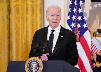 بوليتيكو: الإنزال الجوي يكشف ضعف إدارة بايدن تجاه حكومة نتنياهو