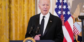 بوليتيكو: الإنزال الجوي يكشف ضعف إدارة بايدن تجاه حكومة نتنياهو