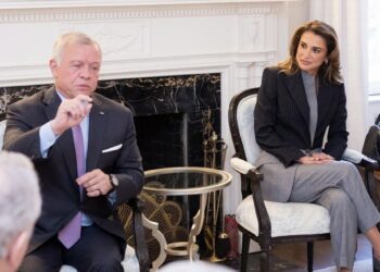 العاهل الأردني يقلد الملكة رانيا وسام النهضة المرصع