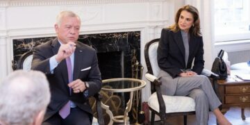 العاهل الأردني يقلد الملكة رانيا وسام النهضة المرصع