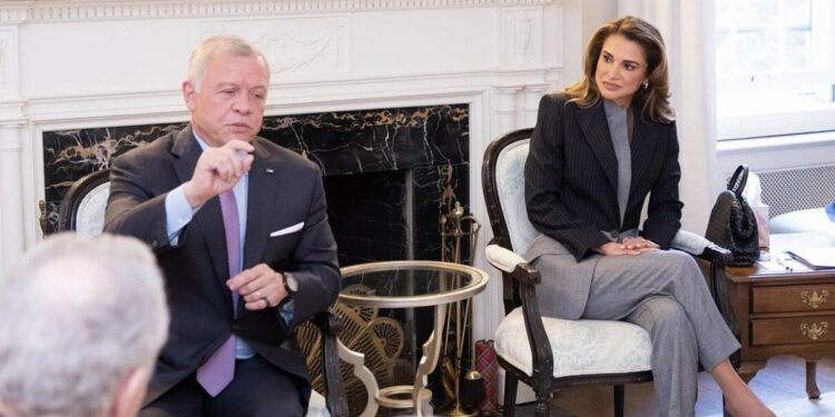 العاهل الأردني يقلد الملكة رانيا وسام النهضة المرصع