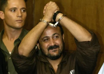 اسم البرغوثي يعود ويكشف المستور.. هل ترفض السلطة الفلسطينية الإفراج عنه؟ ولماذا؟.. وهل يُشكّل خطرًا على الرئيس عباس؟.. ولماذا تُصر “حماس” على الإفراج عنه بصفقة التبادل؟؟