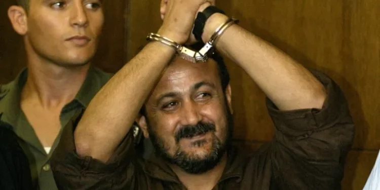 اسم البرغوثي يعود ويكشف المستور.. هل ترفض السلطة الفلسطينية الإفراج عنه؟ ولماذا؟.. وهل يُشكّل خطرًا على الرئيس عباس؟.. ولماذا تُصر “حماس” على الإفراج عنه بصفقة التبادل؟؟