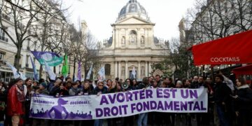 البرلمان الفرنسي يجري تصويتا على جعل الإجهاض حقا دستوريا
