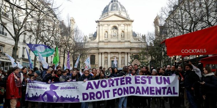 البرلمان الفرنسي يجري تصويتا على جعل الإجهاض حقا دستوريا