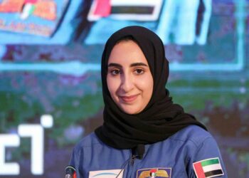 الإماراتية نورا المطروشي أول عربية تنال شارة رواد الفضاء في ناسا… وعينها على القمر