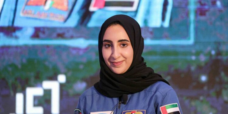 الإماراتية نورا المطروشي أول عربية تنال شارة رواد الفضاء في ناسا… وعينها على القمر