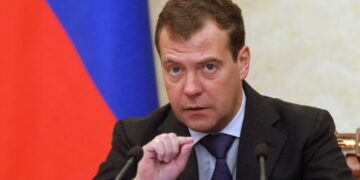 مدفيديف يعلن أن روسيا لم يعد لديها “خطوط حمراء” تجاه فرنسا بعد تصريحات ماكرون ويؤكد: “كل شيء مباح”